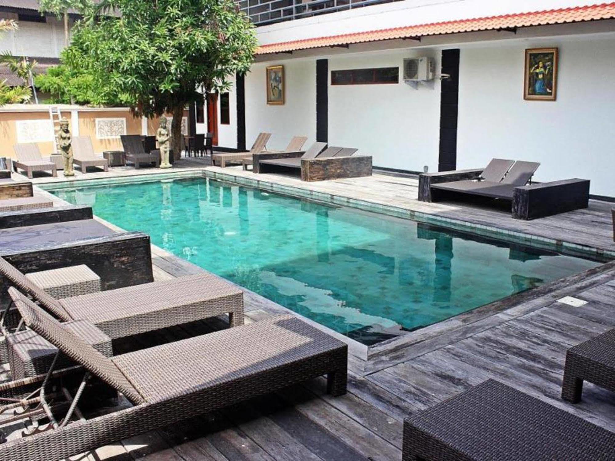Mirah Hostel Legian Extérieur photo