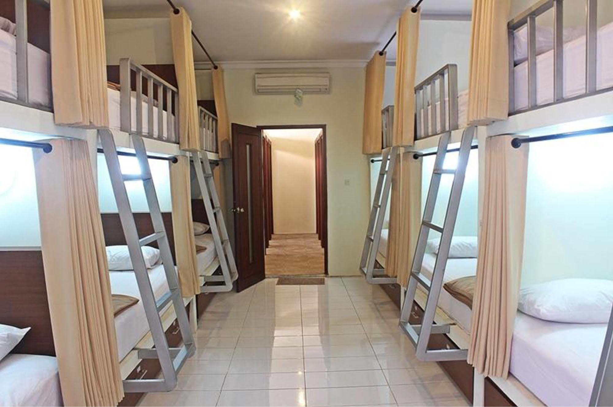 Mirah Hostel Legian Extérieur photo