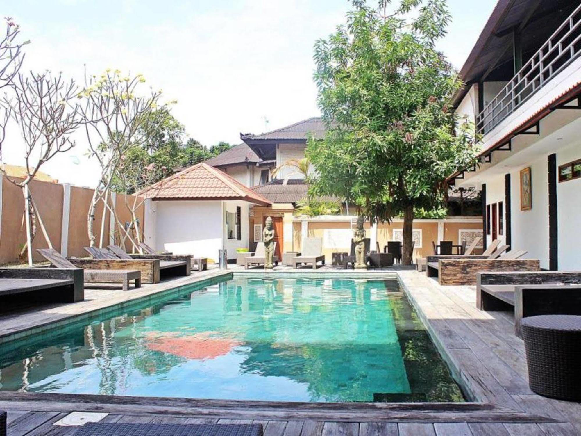 Mirah Hostel Legian Extérieur photo