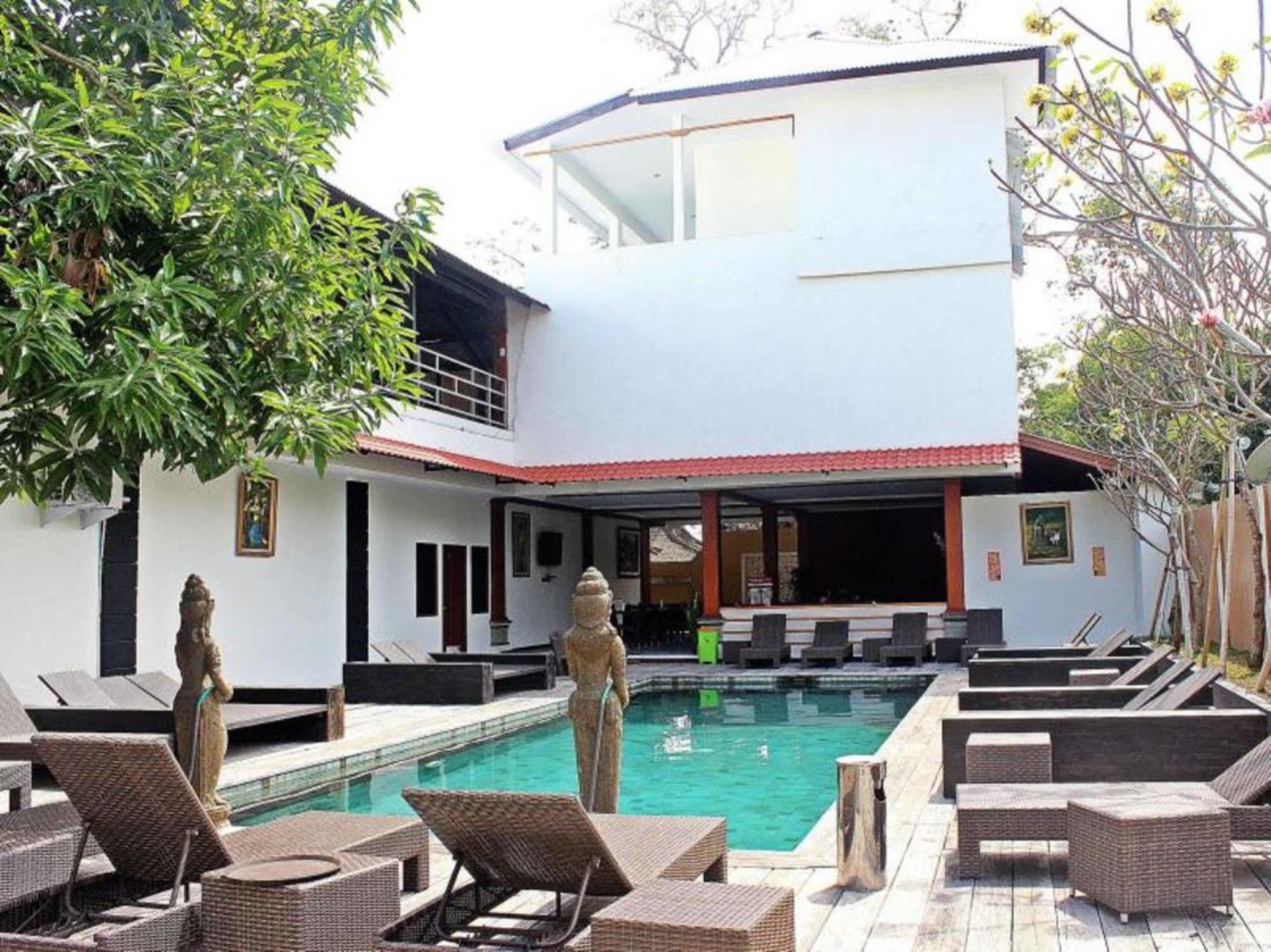 Mirah Hostel Legian Extérieur photo