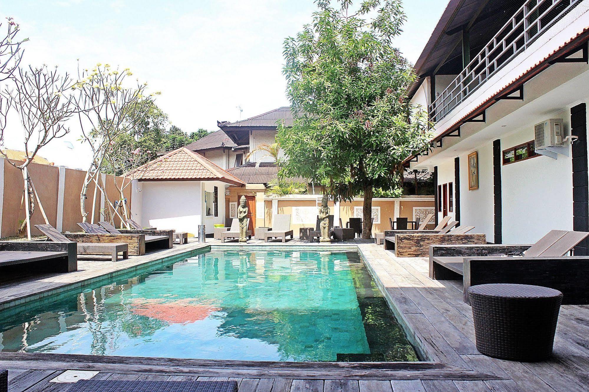 Mirah Hostel Legian Extérieur photo