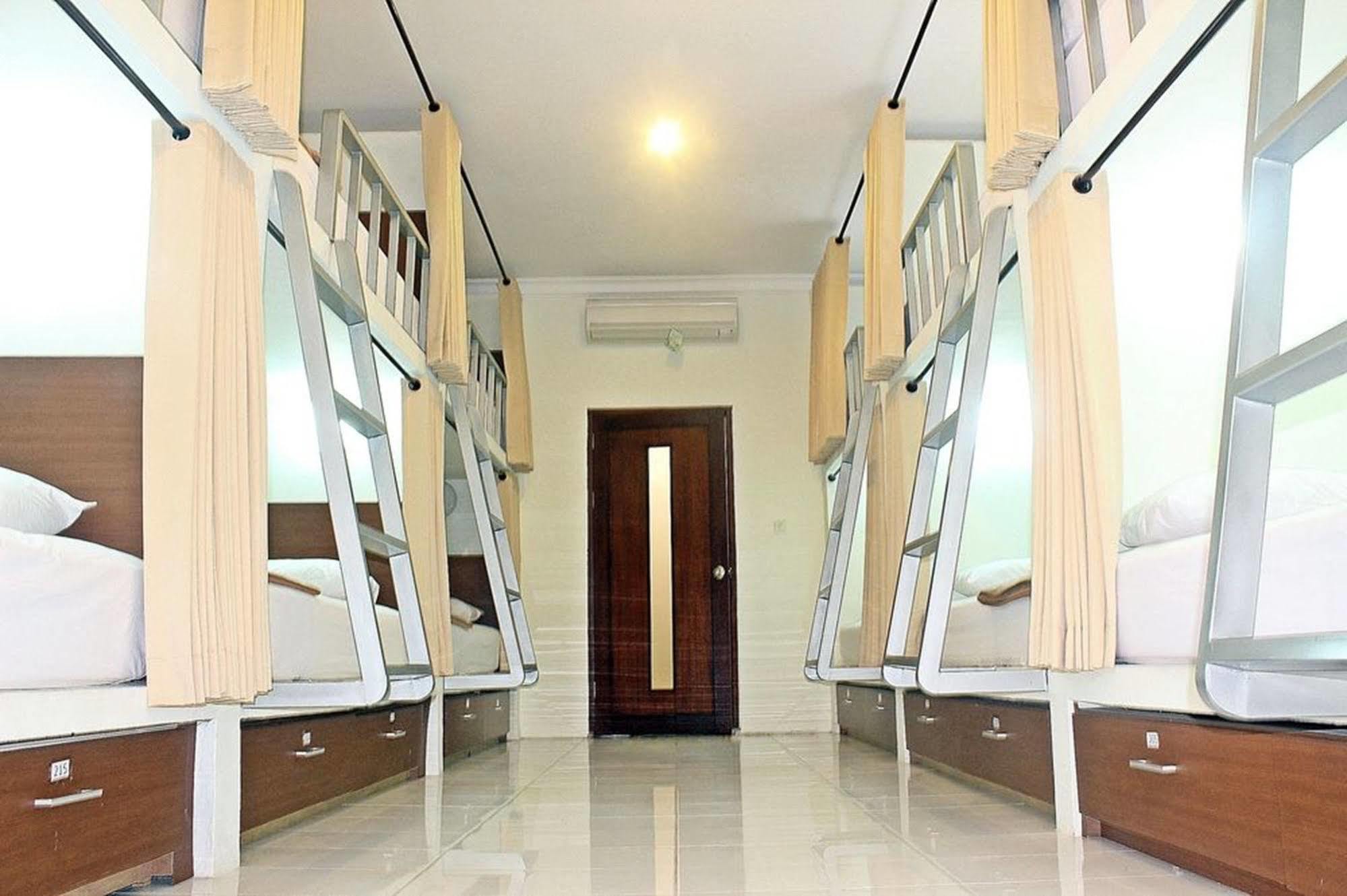 Mirah Hostel Legian Extérieur photo