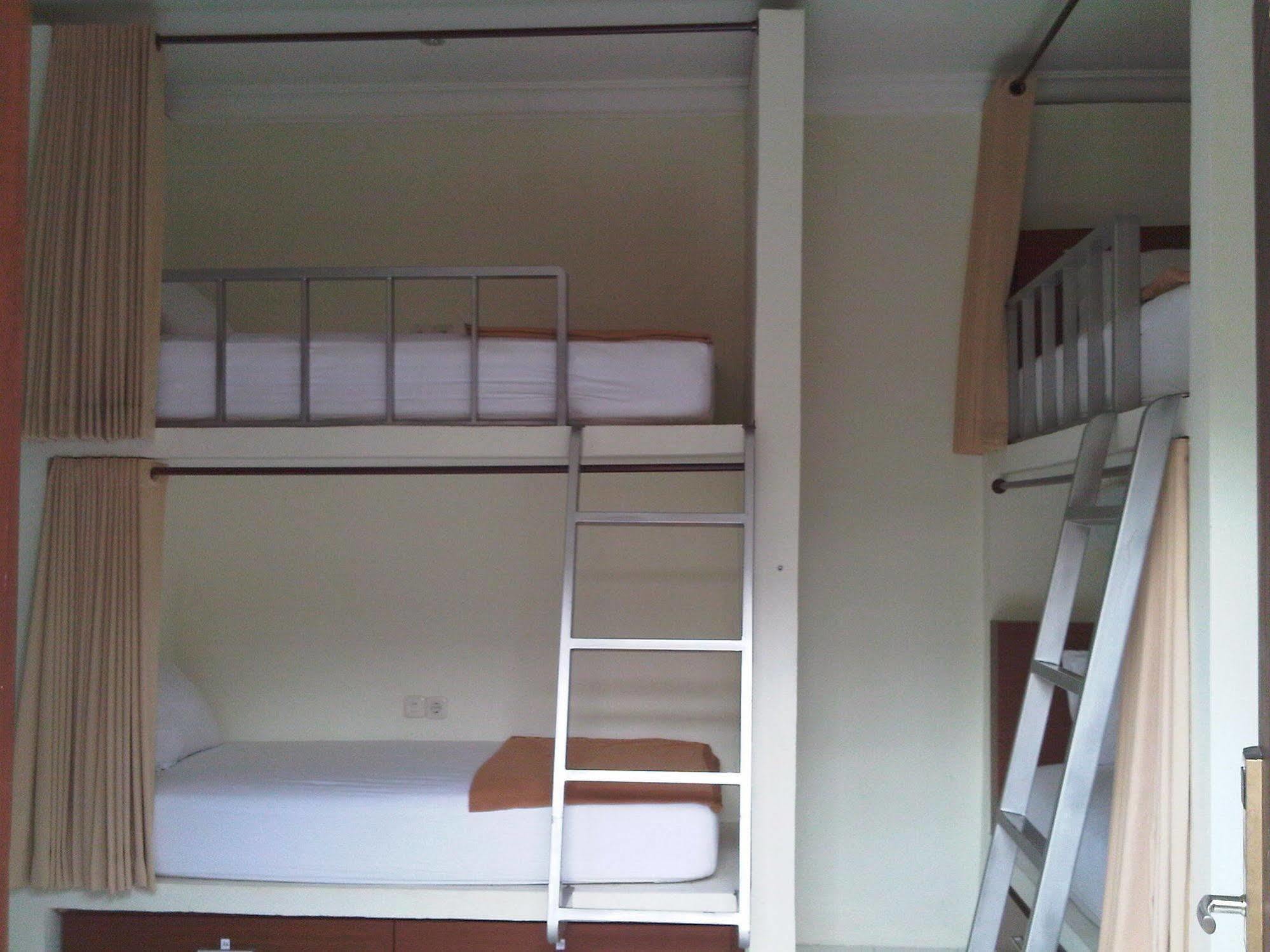 Mirah Hostel Legian Extérieur photo
