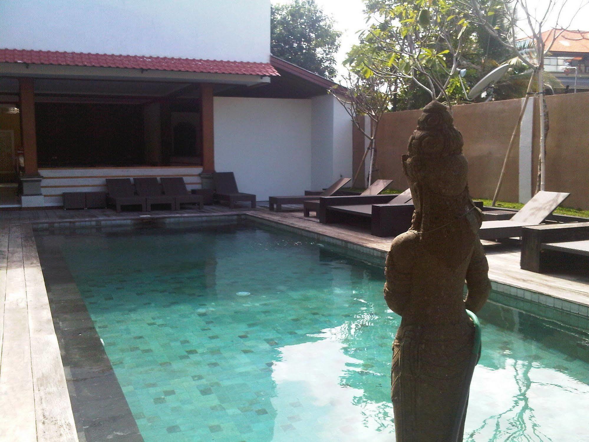 Mirah Hostel Legian Extérieur photo
