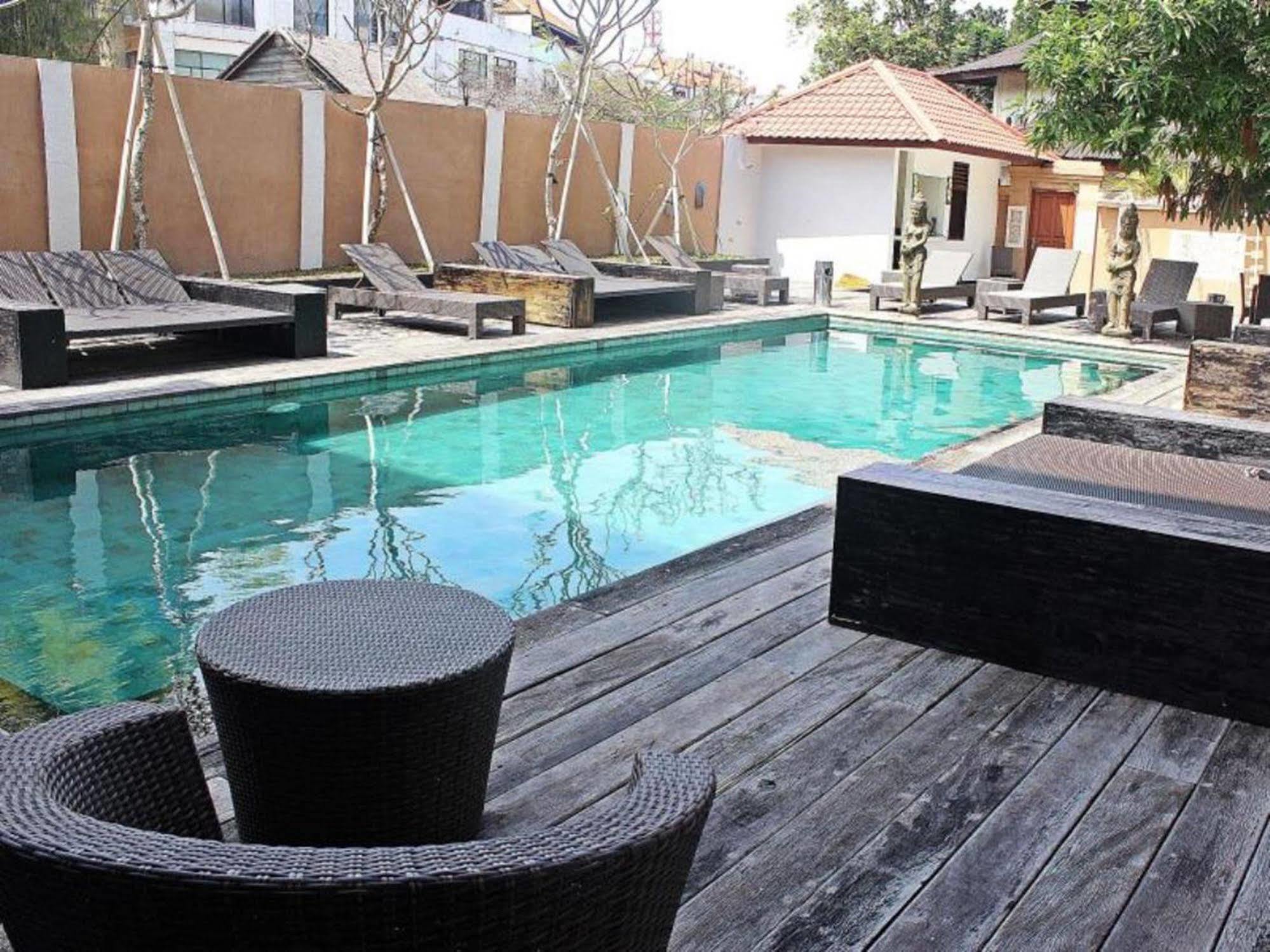 Mirah Hostel Legian Extérieur photo