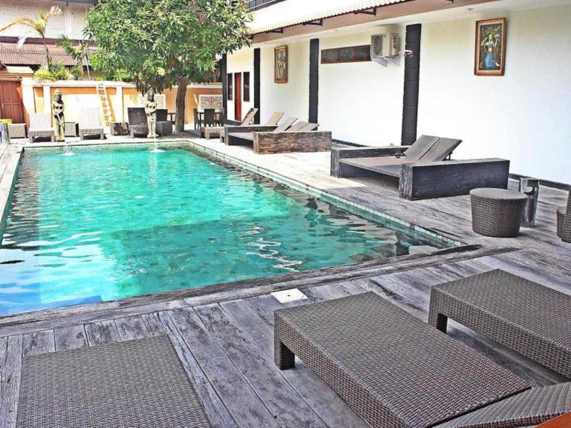 Mirah Hostel Legian Extérieur photo