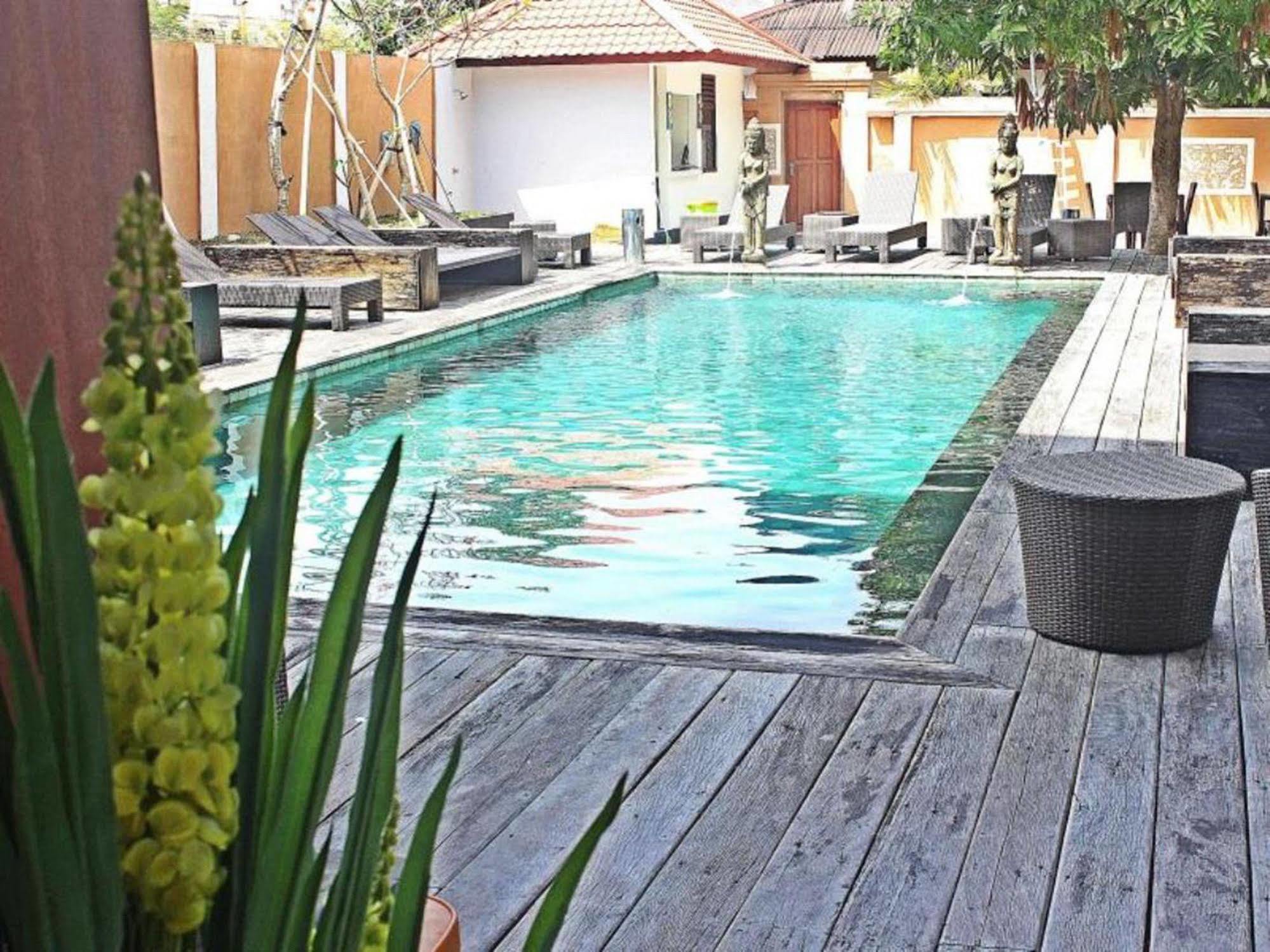 Mirah Hostel Legian Extérieur photo
