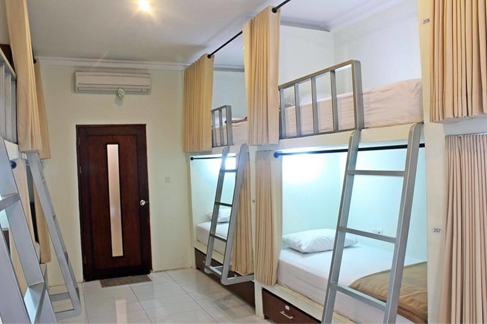 Mirah Hostel Legian Extérieur photo