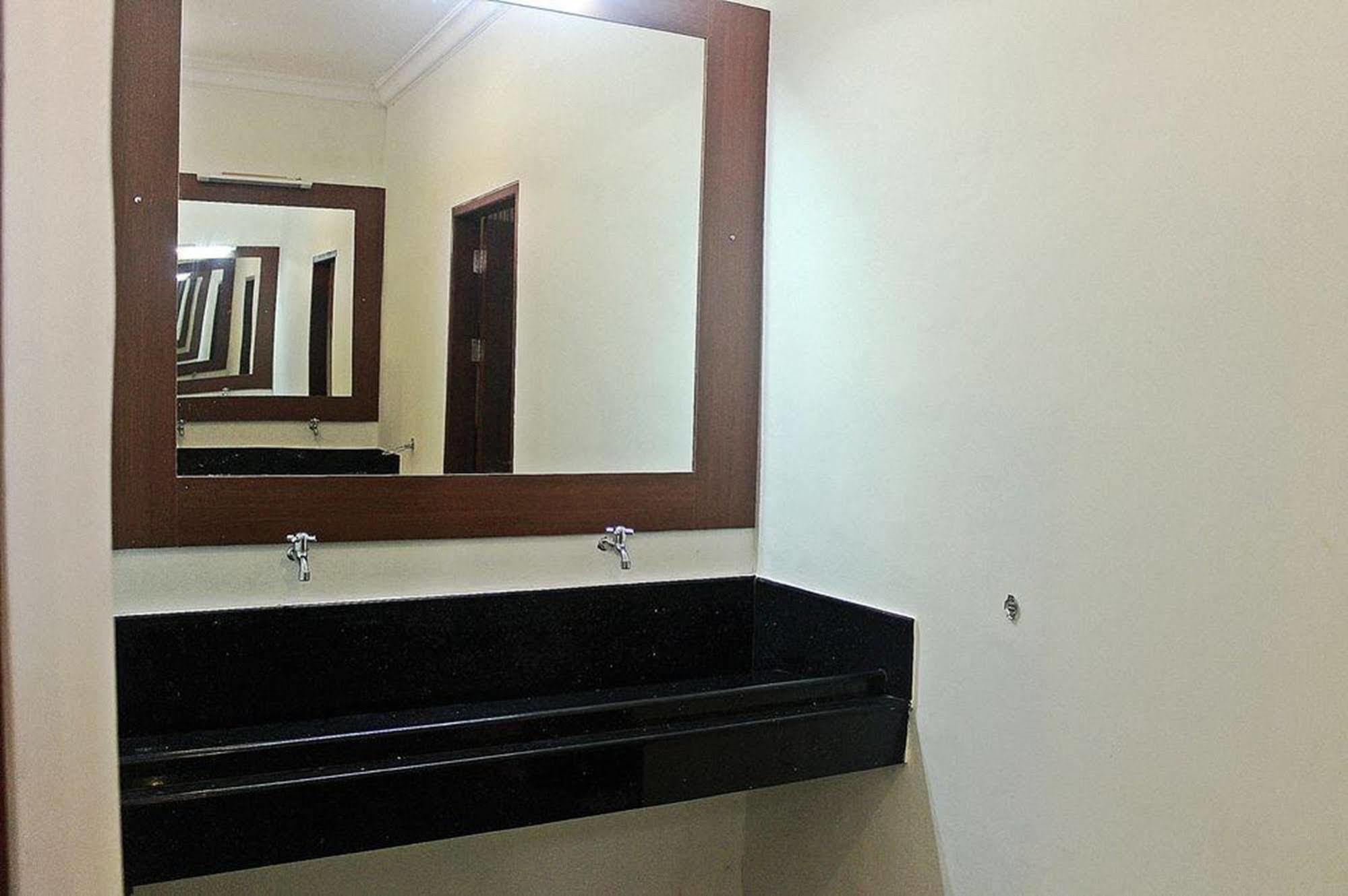 Mirah Hostel Legian Extérieur photo